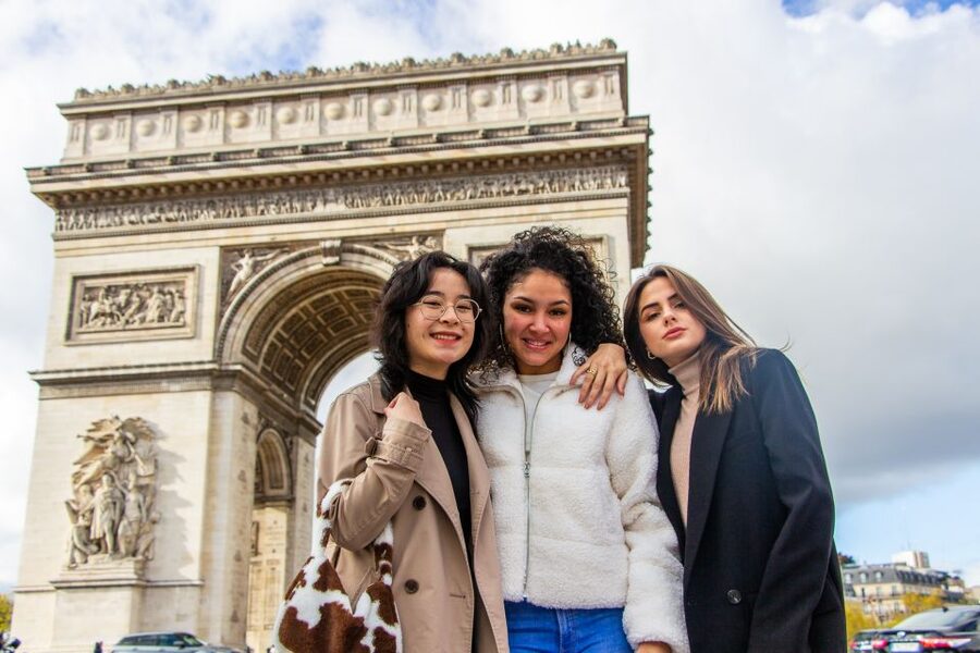 Paris: Professional Photoshoot at the Arc de Triomphe - Basic or premium: which photo package fits you?