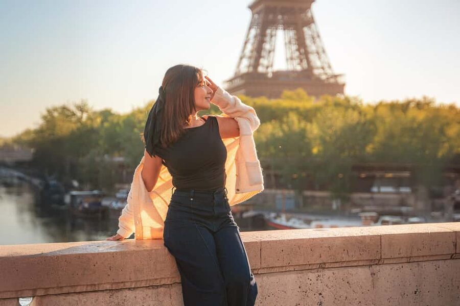 Paris: Professional Photoshoot with the Eiffel Tower - Three Locations in the Shared One-Hour Session
