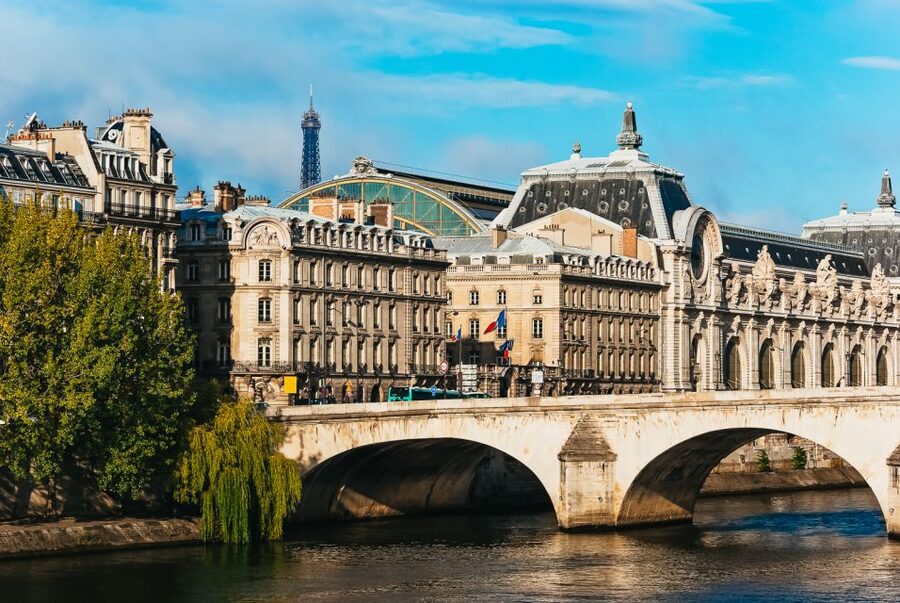 Paris: Romantic Cruise with 3-course Dinner on Seine River - A Paris evening that begins on Île aux Cygnes