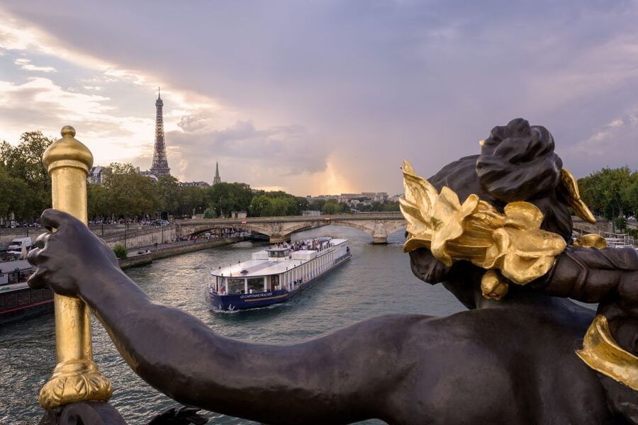 Paris: Romantic Cruise with 3-course Dinner on Seine River - Service, music, and the romantic mood