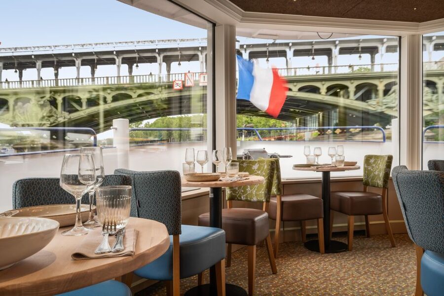 Paris: Romantic Cruise with 3-course Dinner on Seine River - Who should book this Seine dinner cruise?