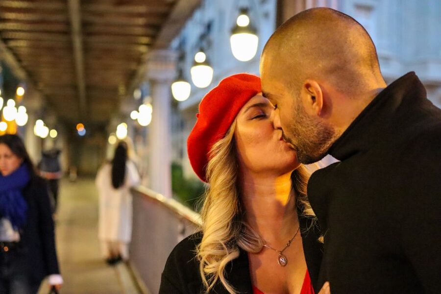 Paris: Romantic Photoshoot for Couples - Spending 75 minutes with the Eiffel Tower