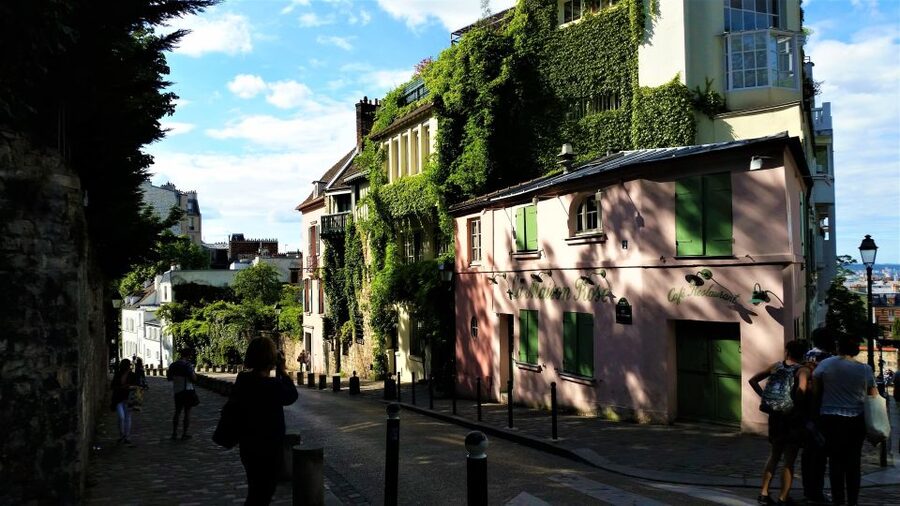 Paris: Sacré-Coeur and Montmartre Tour with Expert Guide - Sacré-Coeur from the outside, with the inside explained
