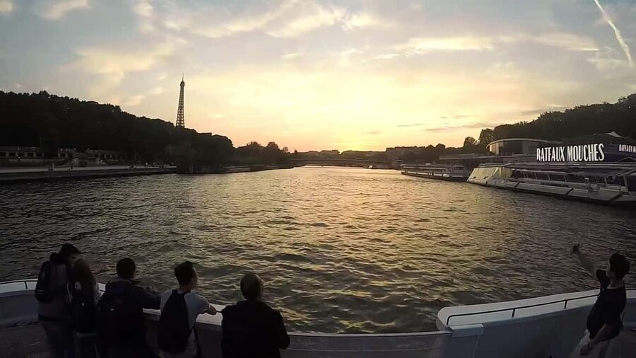 Paris : Scenic Cruise on the Seine River with Champagne - Notre Dame, Île de la Cité, and the bridges