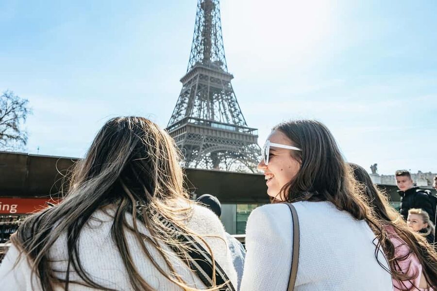 Paris: Seine Cruise and Macaron Tasting by the Eiffel Tower - The macaron tasting at MAKDAMIA