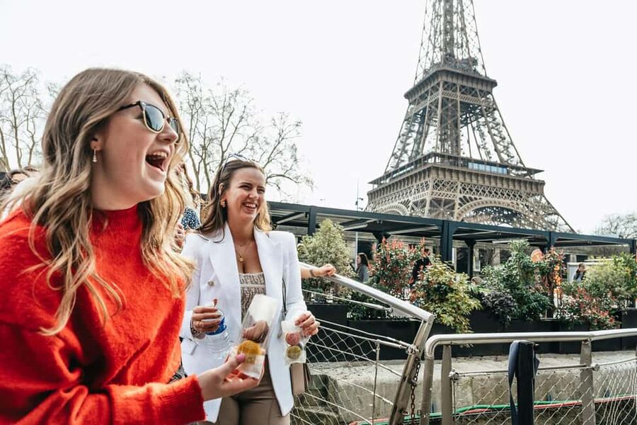 Paris: Seine Cruise and Macaron Tasting by the Eiffel Tower - What the one-hour Seine cruise is really like