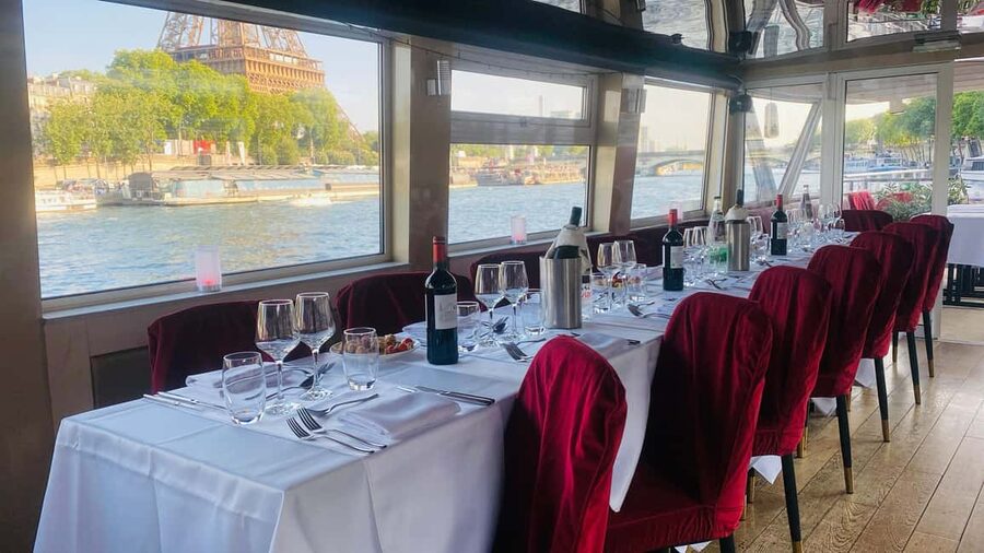 Paris: Seine Dinner Cruise from Eiffel Tower/Liberty Statue - A Paris dinner with the Eiffel Tower as your bookend