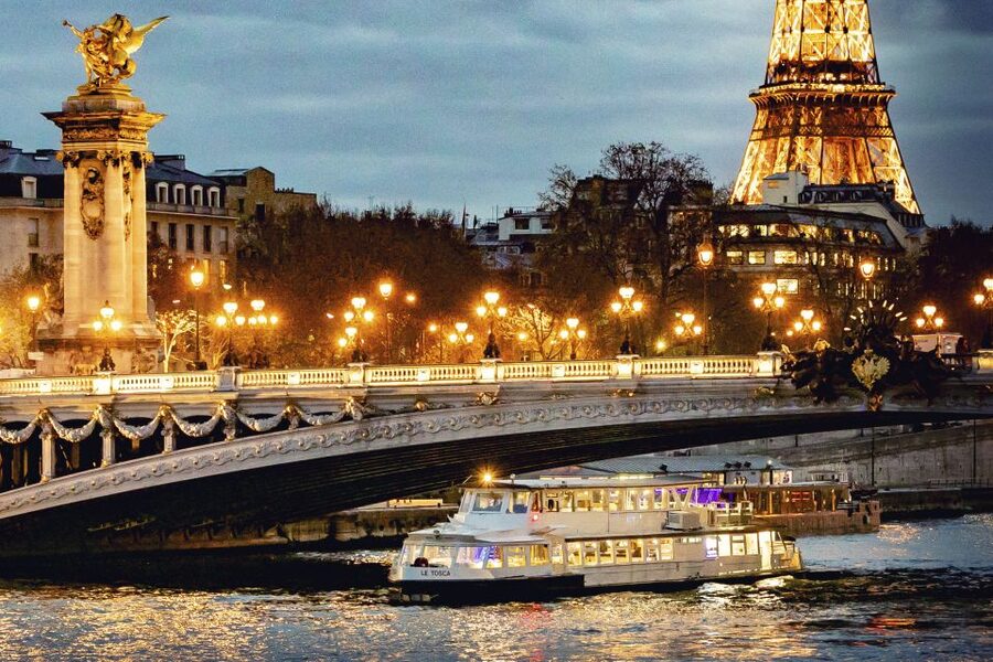 Paris: Seine Dinner Cruise from Eiffel Tower/Liberty Statue - Boarding near the Eiffel Tower