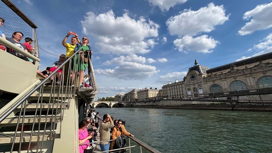 Paris: Seine River Cruise and 3-course Bistro Lunch - Accessibility and practical limits