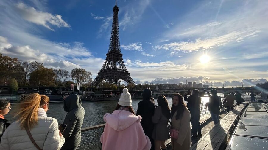 Paris: Seine River Cruise and 3-course Bistro Lunch - Starting beneath the Eiffel Tower