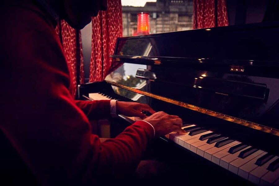 Paris: Seine River Cruise with 3-Course Dinner & Live Music - Live music and the mood on board
