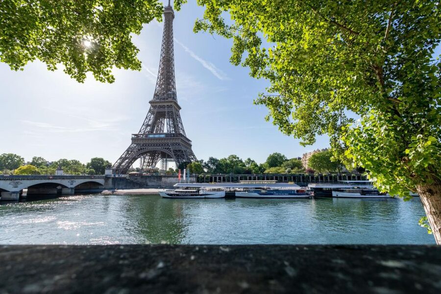Paris: Seine River Cruise with a Live Guide - Hôtel de Ville, the Louvre, and Place de la Concorde