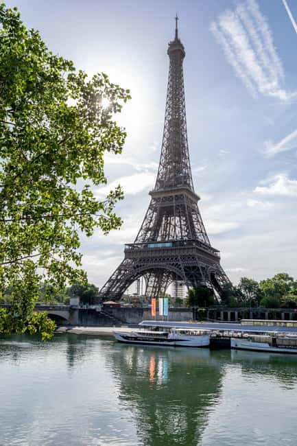 Paris: Seine River Cruise with Champagne from Eiffel Tower - Why a Seine cruise is a smart first look at Paris