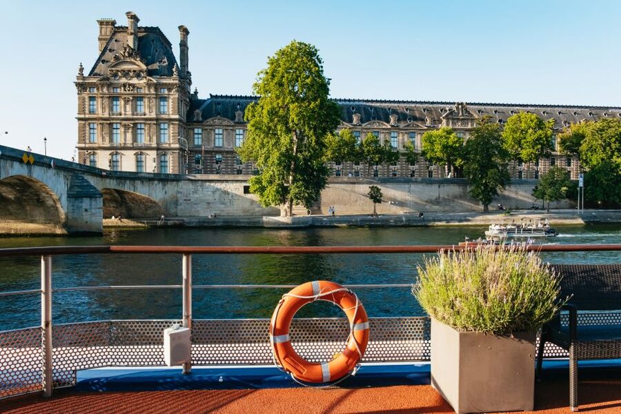 Paris: Seine River Panoramic Views Dinner Cruise - Dinner in a cocotte-style setting