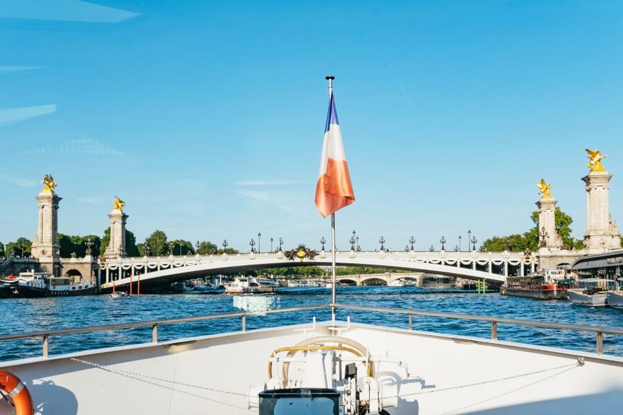 Paris: Seine River Panoramic Views Dinner Cruise - Boarding at Île aux Cygnes