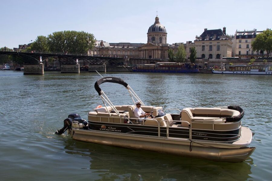 Paris: Seine River Private Guided Pontoon Boat Cruise - Why a private Seine cruise feels different
