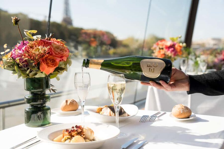 Paris: Sightseeing Cruise on the Seine with 3-Course Lunch - The Louvre, Pont des Arts, and central Paris