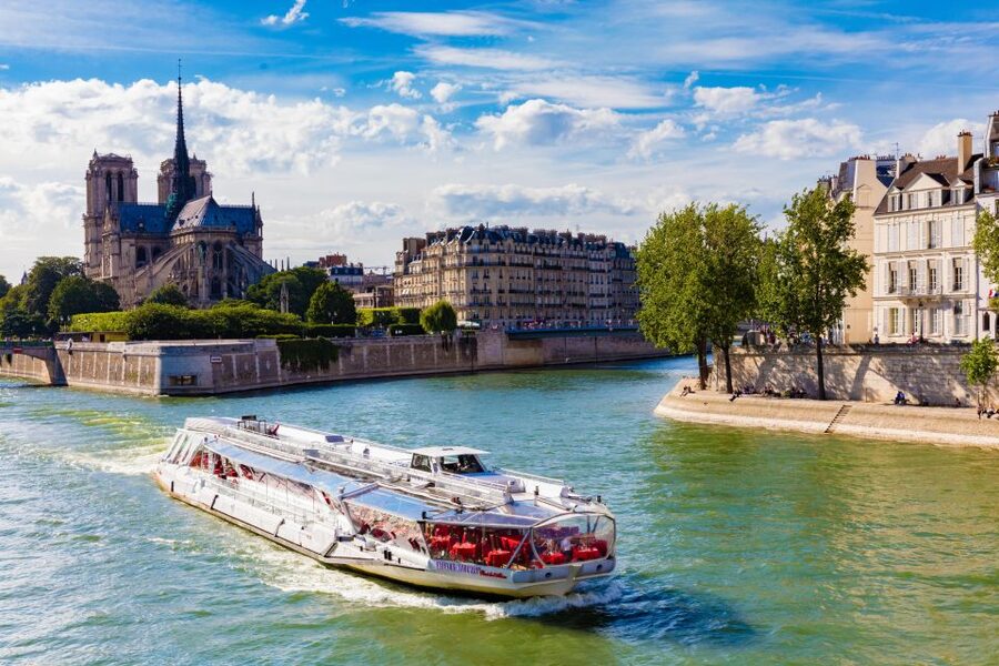 Paris: Sightseeing Cruise on the Seine with 3-Course Lunch - A meal that moves with the river