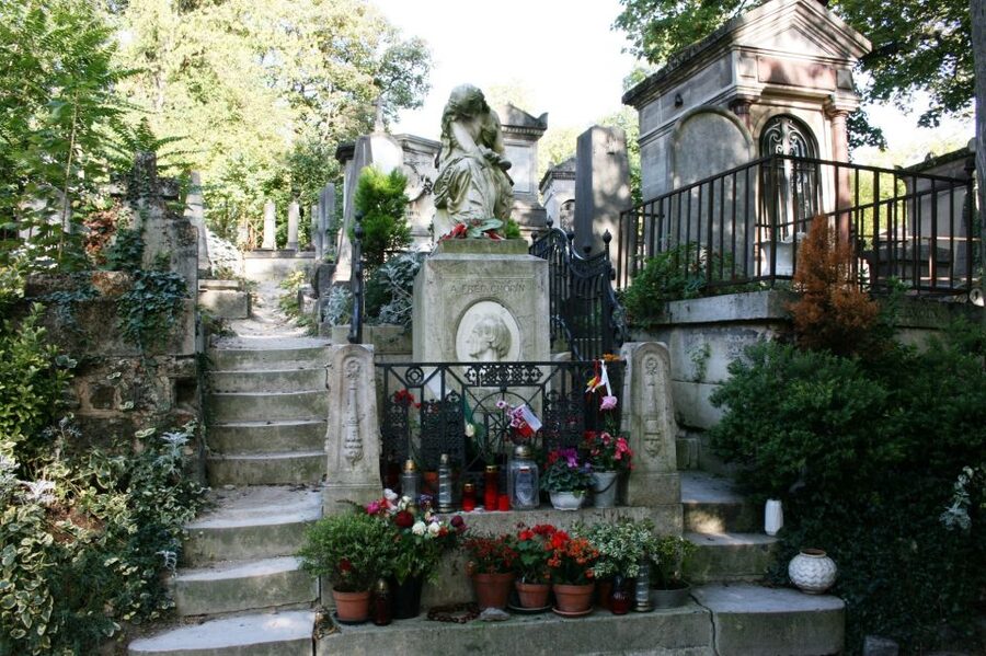 Paris: Stories of Père Lachaise Cemetery Walking Tour - Héloïse and Abélard: beginning with separated lovers
