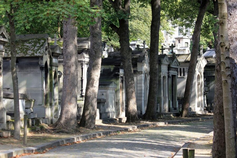 Paris: Stories of Père Lachaise Cemetery Walking Tour - Starting at 28 Boulevard de Ménilmontant