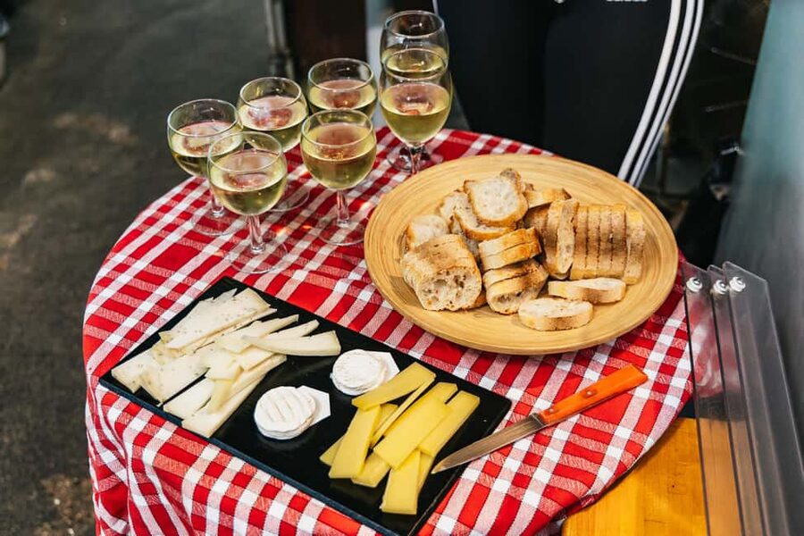 Paris: Walking Food Tour with Cheese, Wine and Delicacies - Why Le Marais makes such a good food-tour setting