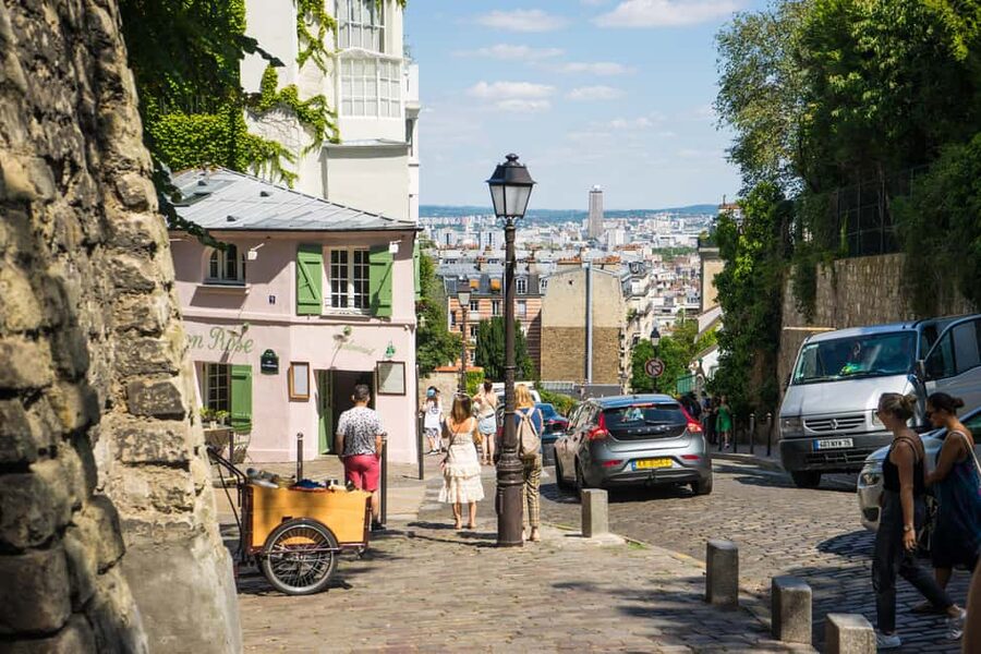 Paris: Walking Tour of Montmartre - The guides are the heart of the experience