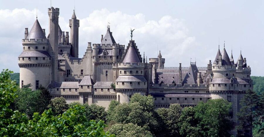 Pierrefonds: Château de Pierrefonds Entrance Ticket - Exploring the salons, chapel, and donjon