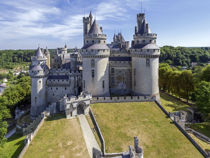 Pierrefonds: Château de Pierrefonds Entrance Ticket - Arrival at the castle and the first courtyard