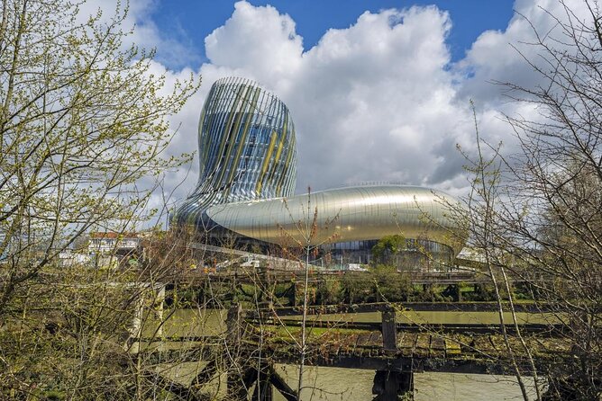 Prestige Commented Cruise glass of wine and Canelé in Bordeaux - Key points to know before boarding