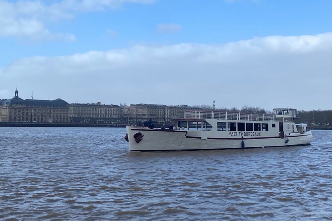 Prestige Commented Cruise glass of wine and Canelé in Bordeaux - Wine, canelé, and the small details that make the ride pleasant