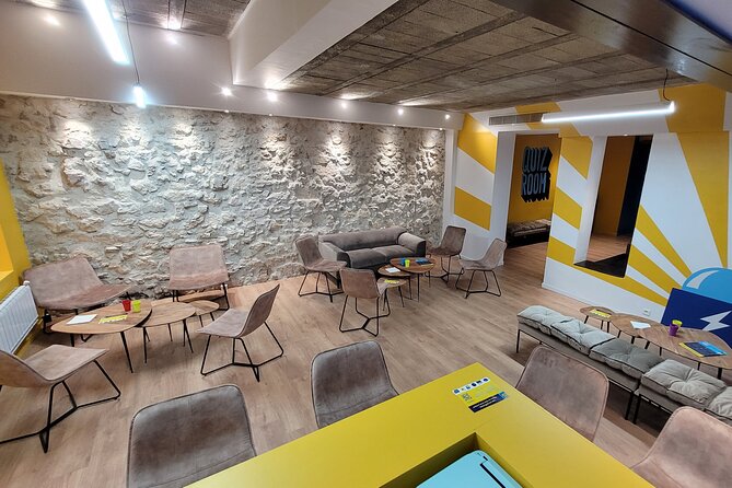 Private Quiz Room Game Session in Aix en Provence - Personalized questions for birthdays and group events