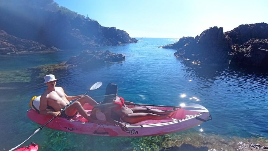 Rando Kayak Agay Guided Visit - Getting Settled in the Kayak