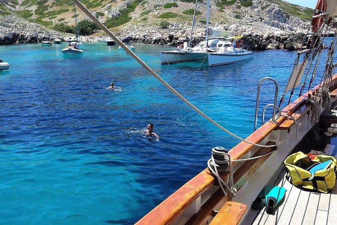 Sailing day in the heart of the Calanques - Why a 1949 schooner changes the day