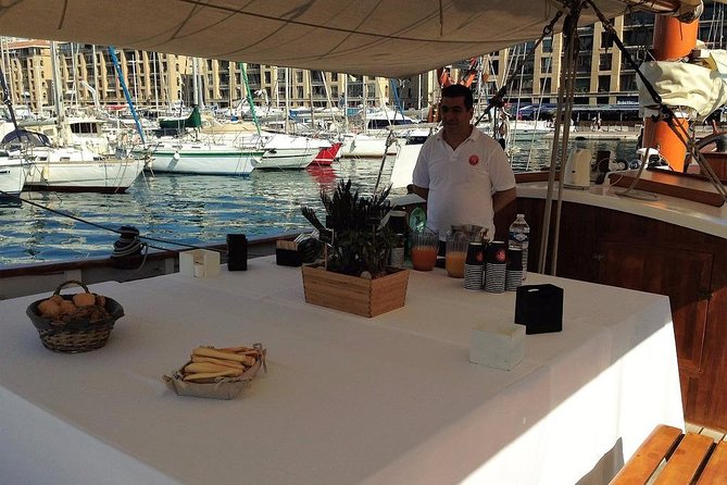 Sailing day in the heart of the Calanques - Frioul and the return toward Marseille