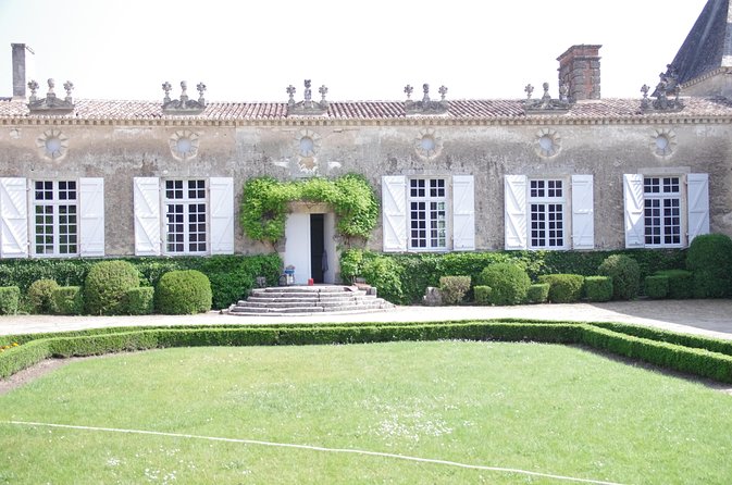 Saint Emilion Day Trip with Sightseeing Tour & Wine Tastings from Bordeaux - Leaving Bordeaux in a small, comfortable group
