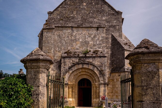 Saint-Émilion Wine Tour By Premium Electric Bike, Lunch Included - A garden lunch with French food and wine