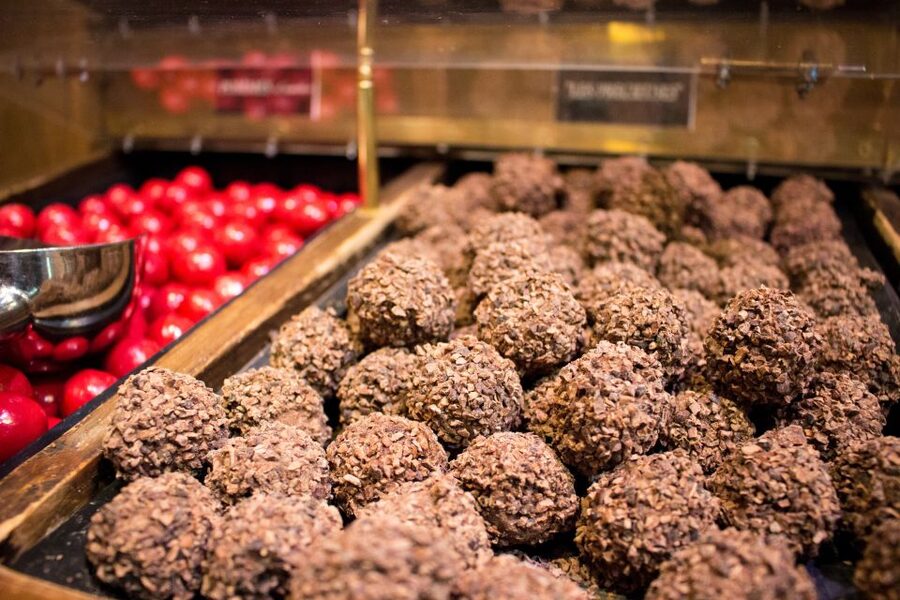 Saint-Germain-des-Prés: Pastry and Chocolate Walking Tour - A pastry route through elegant Saint-Germain shops