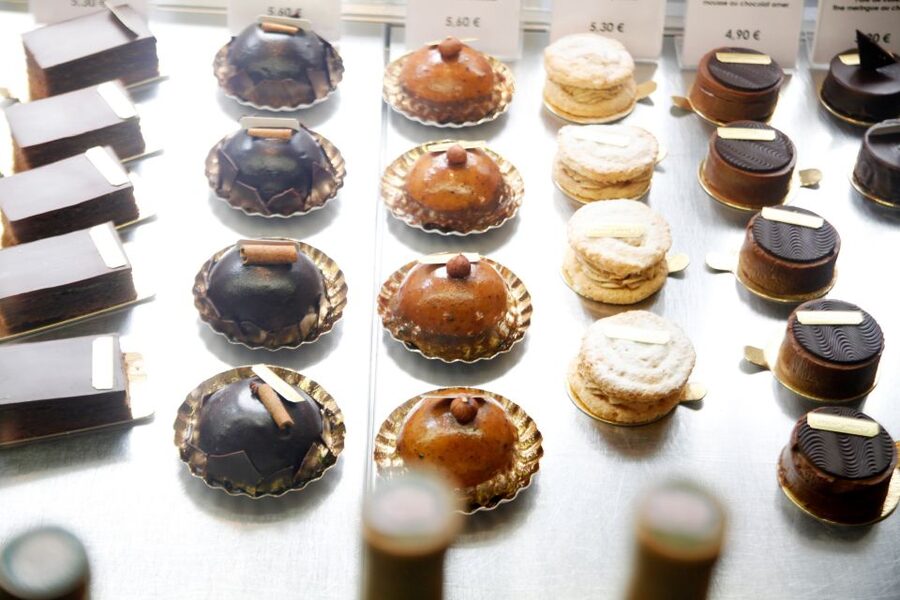 Saint-Germain-des-Prés: Pastry and Chocolate Walking Tour - The first tastings: learning how Paris chooses its sweets