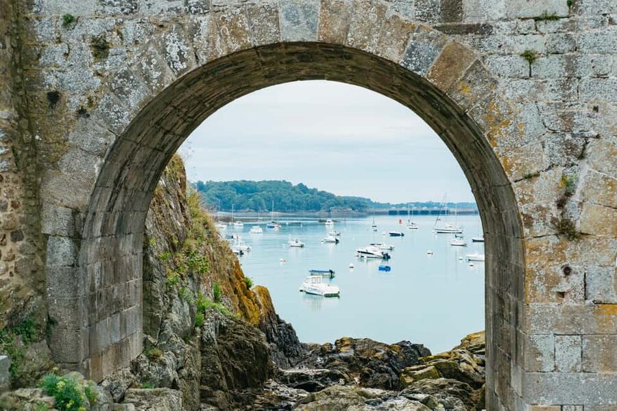 Saint-Malo: Guided Boat Tour with Local Captain - Comfort, wind, and the feel of the ride