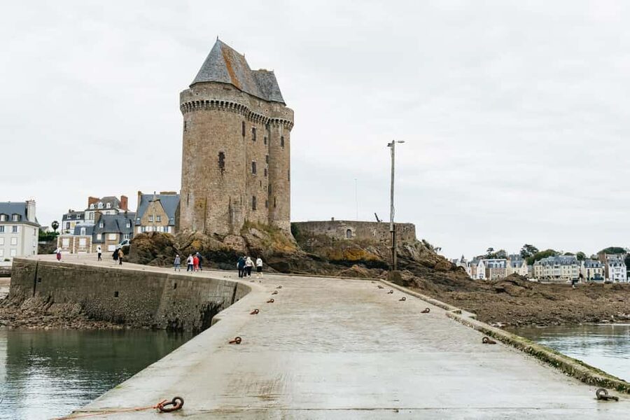 Saint-Malo: Guided Boat Tour with Local Captain - Meeting the boat near Solidor Tower