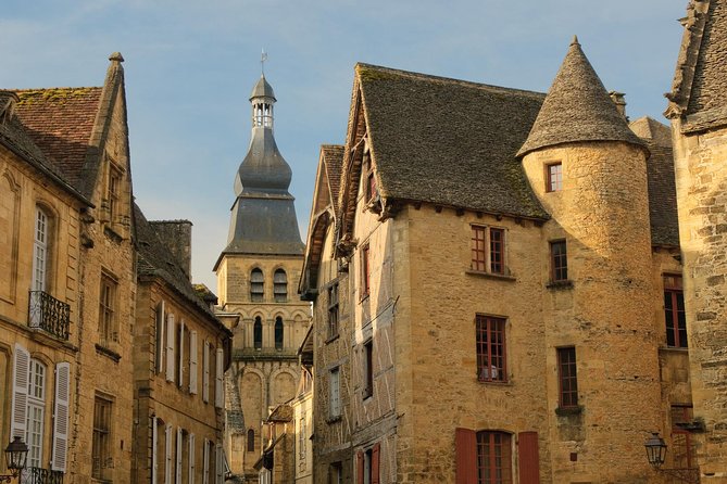 Sarlat Gourmet Tour and Market Visit - History and architecture along the walking route