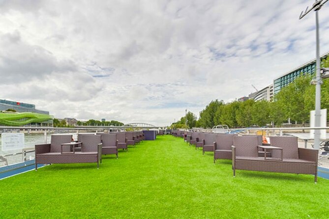 Seine River Dinner Cruise with Live Singer by VIP Yacht de Paris - Key points before you book
