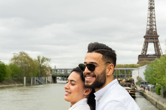 Seine River Dinner Cruise with Live Singer by VIP Yacht de Paris - Eiffel Tower sparkle: The cruise’s strongest scene