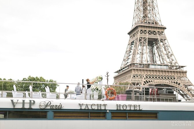 Seine River Dinner Cruise with Live Singer by VIP Yacht de Paris - Musée d’Orsay and the modern riverfront