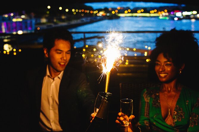 Seine River Dinner Cruise with Live Singer by VIP Yacht de Paris - A three-course dinner with mixed expectations