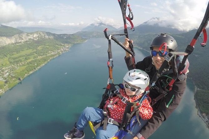 Sensation paragliding flight over the magnificent Lake Annecy - From Doussard to the Col de la Forclaz Launch Site