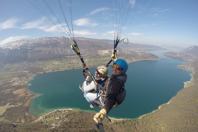 Sensation paragliding flight over the magnificent Lake Annecy - Landing and the Return to Doussard