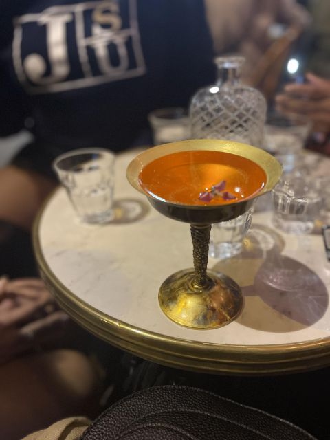 Solo travelers Meetup:A cultural stroll,Drinks & socializing - Who Should Book This Evening?
