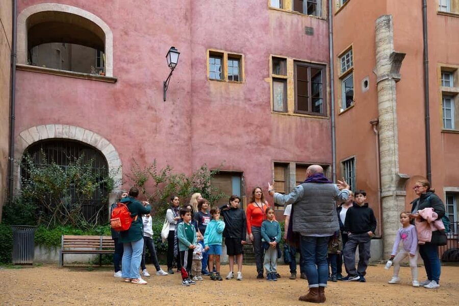 Storytelling tour of the Vieux-Lyon for children in French - Key things to know before meeting Lisette