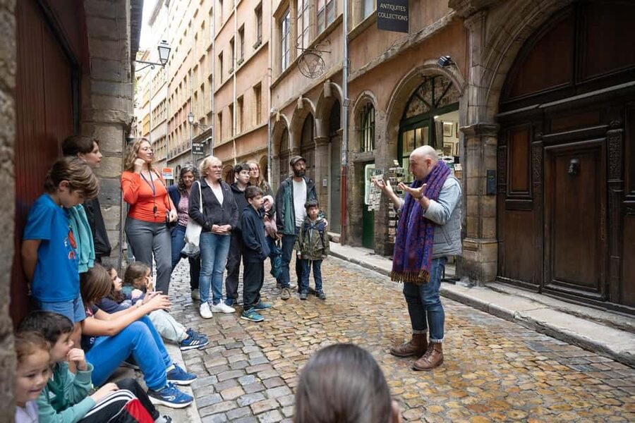 Storytelling tour of the Vieux-Lyon for children in French - A children’s story with real stakes